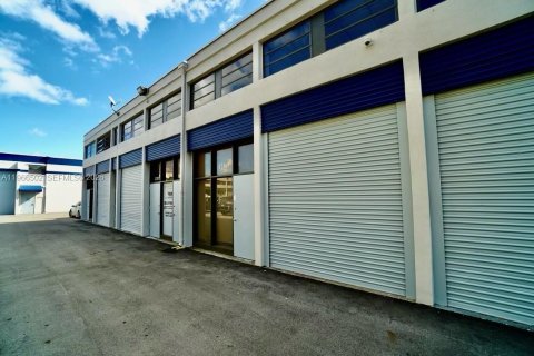 Propiedad comercial en venta en Miami, Florida № 2029637 - foto 3