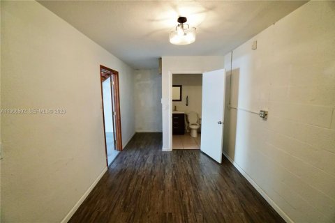 Propiedad comercial en venta en Miami, Florida № 2029637 - foto 8