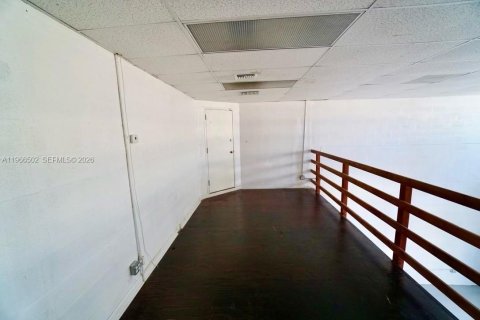 Propiedad comercial en venta en Miami, Florida № 2029637 - foto 6