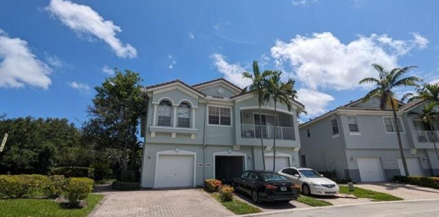 Townhouse in Riviera Beach, Florida 2 bedrooms, 111.39 sq.m. № 2261584