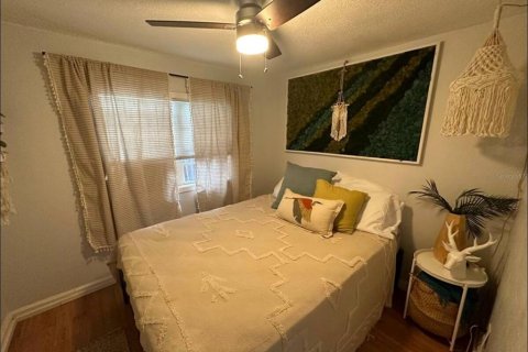 Commercial property in Saint Petersburg, Florida 3 bedrooms, 108.23 sq.m. № 1843827 - photo 10