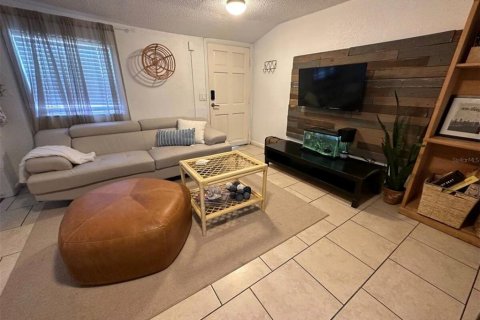 Commercial property in Saint Petersburg, Florida 3 bedrooms, 108.23 sq.m. № 1843827 - photo 19