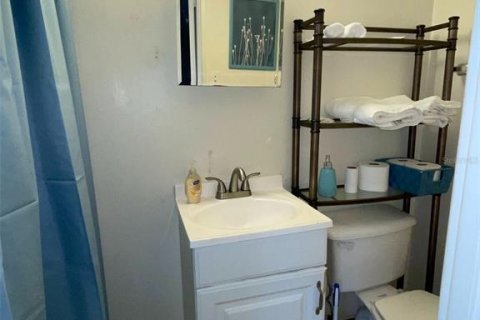 Commercial property in Saint Petersburg, Florida 3 bedrooms, 108.23 sq.m. № 1843827 - photo 15