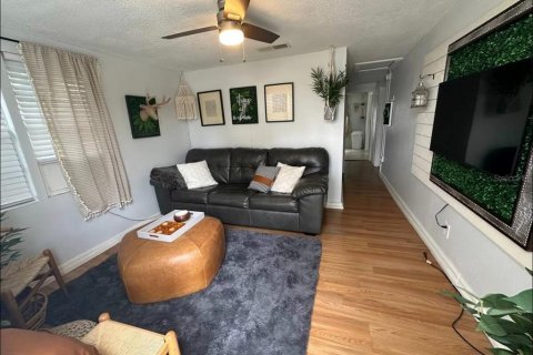 Commercial property in Saint Petersburg, Florida 3 bedrooms, 108.23 sq.m. № 1843827 - photo 9