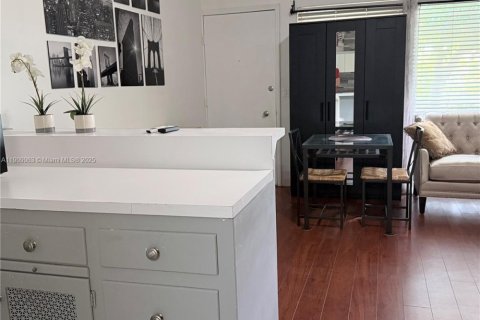 Commercial property in Fort Lauderdale, Florida 1 bedroom, 264.12 sq.m. № 1968404 - photo 2