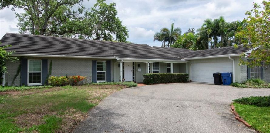 House in Saint Petersburg, Florida 3 bedrooms, 207.26 sq.m. № 1822645