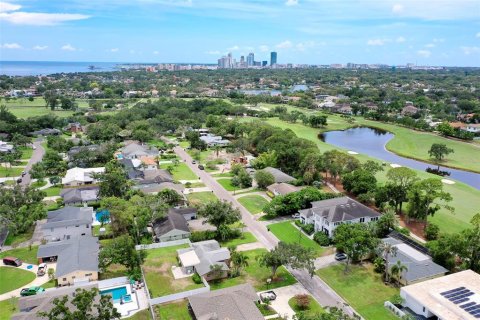 House in Saint Petersburg, Florida 3 bedrooms, 207.26 sq.m. № 1822645 - photo 5