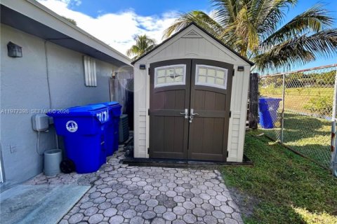 Townhouse in North Lauderdale, Florida 2 bedrooms, 92.25 sq.m. № 2041671 - photo 23