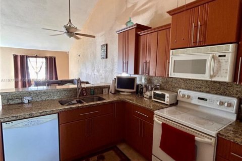 Townhouse in North Lauderdale, Florida 2 bedrooms, 92.25 sq.m. № 2041671 - photo 8