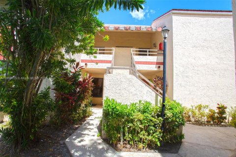 Condo in Miami, Florida, 2 bedrooms  № 1890689 - photo 4