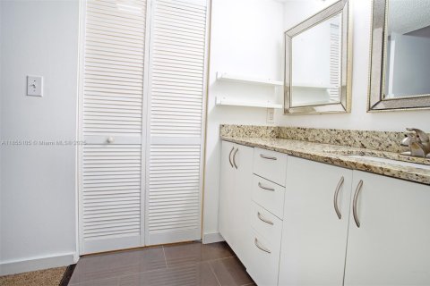 Condo in Miami, Florida, 2 bedrooms  № 1890689 - photo 15