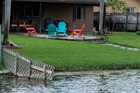 House in Davie, Florida 3 bedrooms, 185.06 sq.m. № 2043276