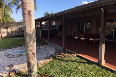 House in Davie, Florida 3 bedrooms, 185.06 sq.m. № 2043276 - photo 15