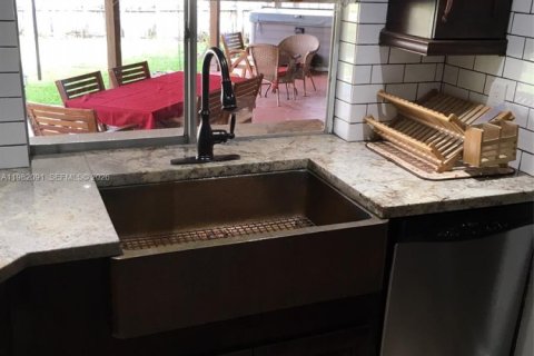 House in Davie, Florida 3 bedrooms, 185.06 sq.m. № 2043276 - photo 8