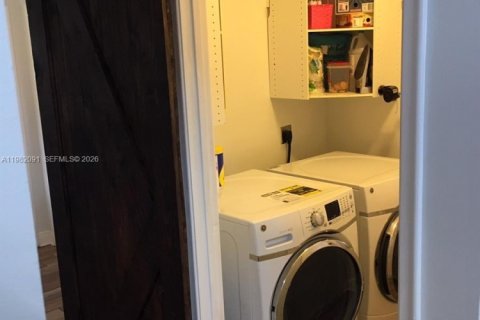 House in Davie, Florida 3 bedrooms, 185.06 sq.m. № 2043276 - photo 16