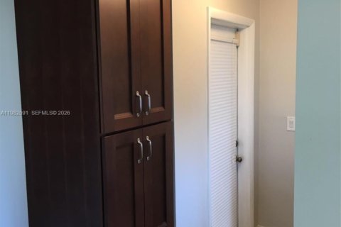 House in Davie, Florida 3 bedrooms, 185.06 sq.m. № 2043276 - photo 14