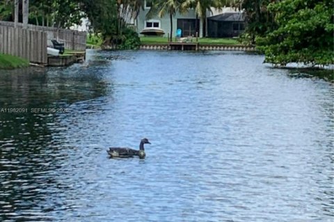 House in Davie, Florida 3 bedrooms, 185.06 sq.m. № 2043276 - photo 3