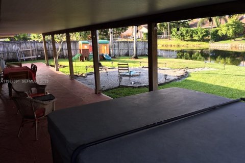 House in Davie, Florida 3 bedrooms, 185.06 sq.m. № 2043276 - photo 22