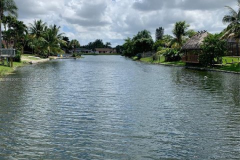 House in Davie, Florida 3 bedrooms, 185.06 sq.m. № 2043276 - photo 2