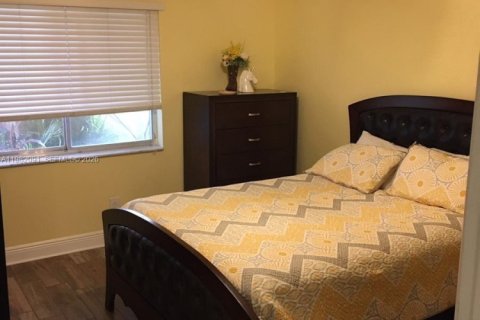 House in Davie, Florida 3 bedrooms, 185.06 sq.m. № 2043276 - photo 10