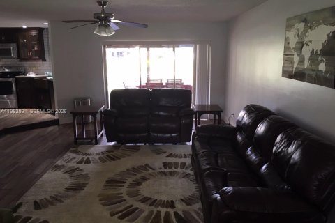 House in Davie, Florida 3 bedrooms, 185.06 sq.m. № 2043276 - photo 18