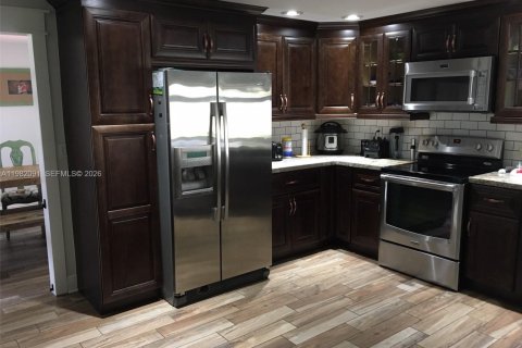 House in Davie, Florida 3 bedrooms, 185.06 sq.m. № 2043276 - photo 5