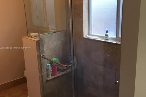 House in Davie, Florida 3 bedrooms, 185.06 sq.m. № 2043276 - photo 13