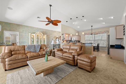 House in Cape Coral, Florida 3 bedrooms, 156.54 sq.m. № 1986684 - photo 10