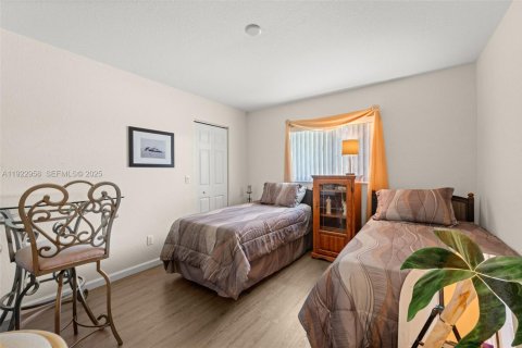 House in Cape Coral, Florida 3 bedrooms, 156.54 sq.m. № 1986684 - photo 23