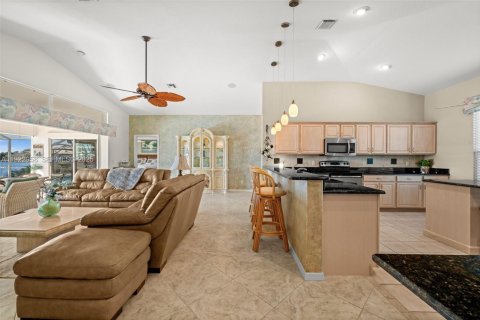 House in Cape Coral, Florida 3 bedrooms, 156.54 sq.m. № 1986684 - photo 13