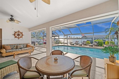 House in Cape Coral, Florida 3 bedrooms, 156.54 sq.m. № 1986684 - photo 26