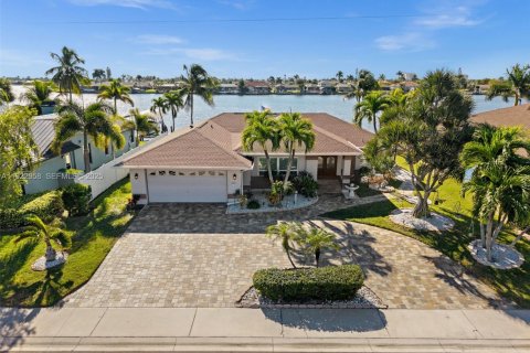 House in Cape Coral, Florida 3 bedrooms, 156.54 sq.m. № 1986684 - photo 5