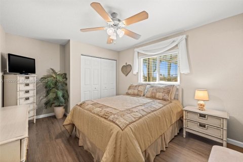 House in Cape Coral, Florida 3 bedrooms, 156.54 sq.m. № 1986684 - photo 21