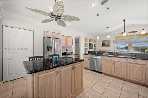 House in Cape Coral, Florida 3 bedrooms, 156.54 sq.m. № 1986684 - photo 15