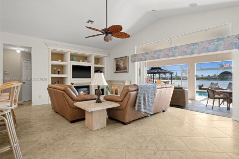 House in Cape Coral, Florida 3 bedrooms, 156.54 sq.m. № 1986684 - photo 9