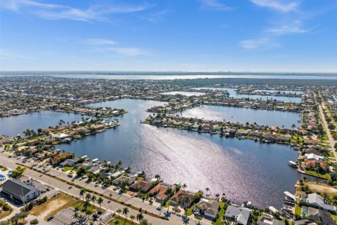 House in Cape Coral, Florida 3 bedrooms, 156.54 sq.m. № 1986684 - photo 4