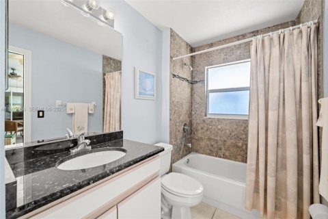 House in Cape Coral, Florida 3 bedrooms, 156.54 sq.m. № 1986684 - photo 24