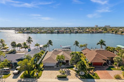 House in Cape Coral, Florida 3 bedrooms, 156.54 sq.m. № 1986684 - photo 1