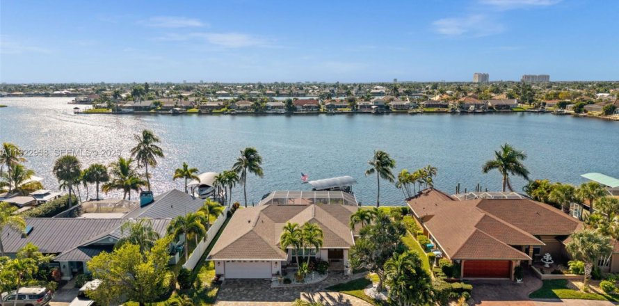 House in Cape Coral, Florida 3 bedrooms, 156.54 sq.m. № 1986684