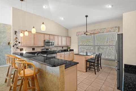 House in Cape Coral, Florida 3 bedrooms, 156.54 sq.m. № 1986684 - photo 14