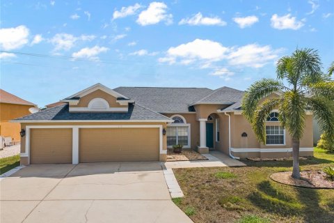 House in Davenport, Florida 4 bedrooms, 239.87 sq.m. № 1916090 - photo 1