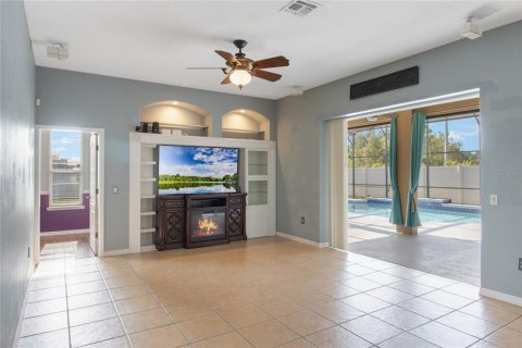 House in Davenport, Florida 4 bedrooms, 239.87 sq.m. № 1916090 - photo 10