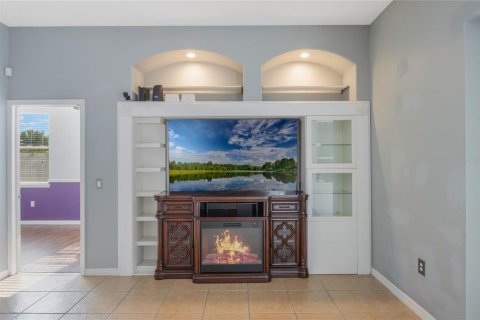 House in Davenport, Florida 4 bedrooms, 239.87 sq.m. № 1916090 - photo 13