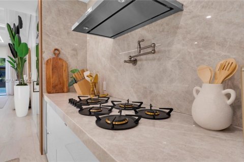 House in Oakland Park, Florida 4 bedrooms, 246.56 sq.m. № 2006346 - photo 3