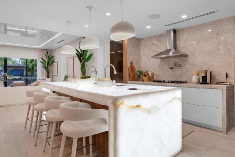 House in Oakland Park, Florida 4 bedrooms, 246.56 sq.m. № 2006346 - photo 2