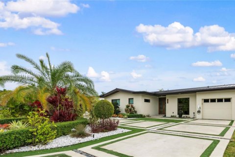 House in Oakland Park, Florida 4 bedrooms, 246.56 sq.m. № 2006346 - photo 14