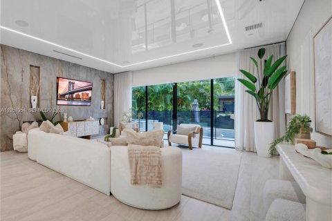 House in Oakland Park, Florida 4 bedrooms, 246.56 sq.m. № 2006346 - photo 5