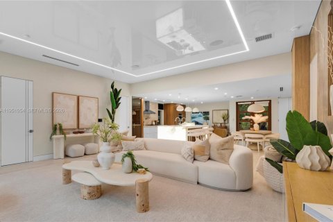 House in Oakland Park, Florida 4 bedrooms, 246.56 sq.m. № 2006346 - photo 4