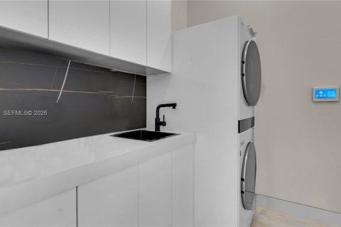 House in Oakland Park, Florida 4 bedrooms, 246.56 sq.m. № 2006346 - photo 6