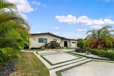 House in Oakland Park, Florida 4 bedrooms, 246.56 sq.m. № 2006346 - photo 15